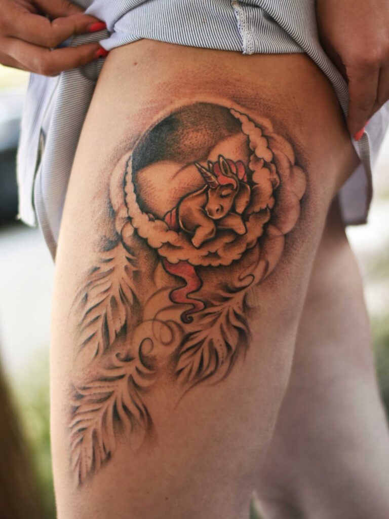 lapač snů se spícím jednorořcem, černobílé tetování v tetovacím studiu Blansko