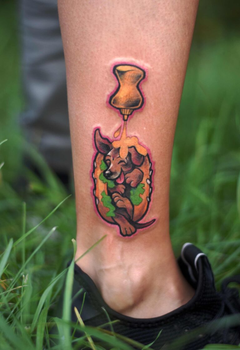 hotdog barevné tetování v tetovacím studiu Blansko