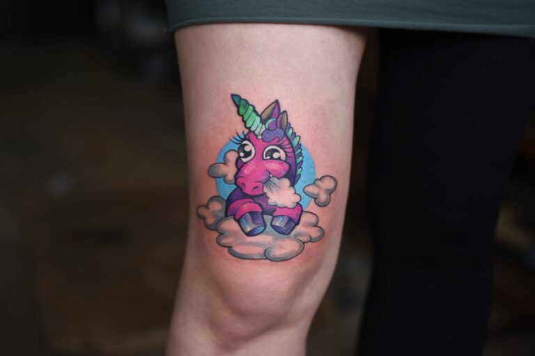 jednorožec jí mraky, barevné tetování v tetovacím studiu Blansko