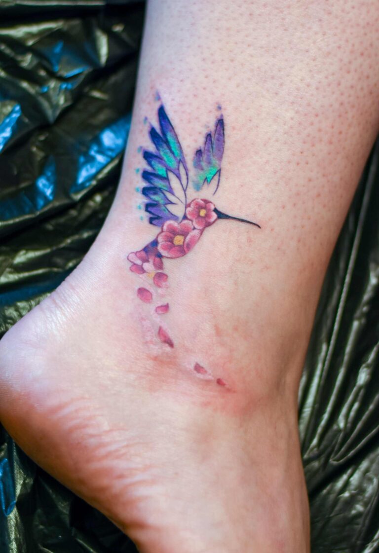 kolibřík z květin, barevné tetování v tetovacím studiu Blansko