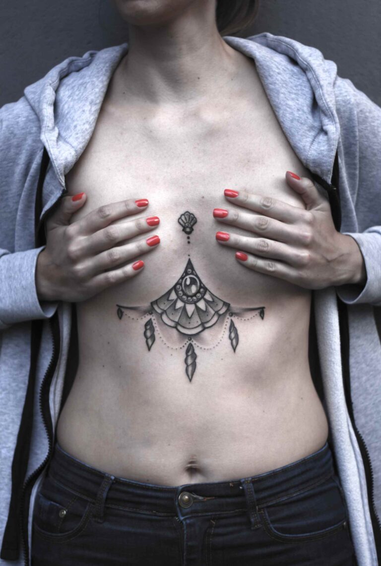 ornament pod prsa, černobílé tetování v tetovacím studiu Blansko