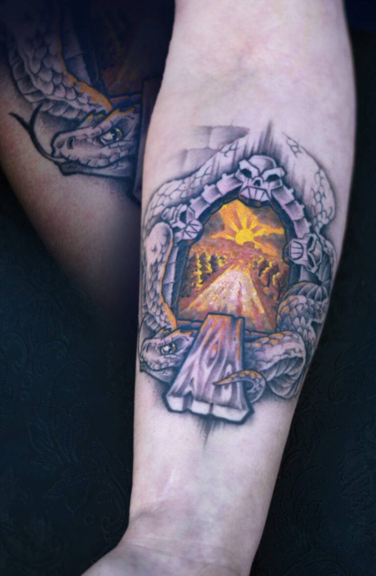 Tetování pohádkové fantasy brány kde had střeží průchod do snového světa. Tetování na předloktí v Blansku.