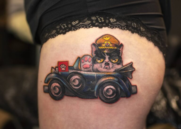 Tetování oldschool, humorné kocoura v unoformě na přehlídce v kabriolet mercedesu.