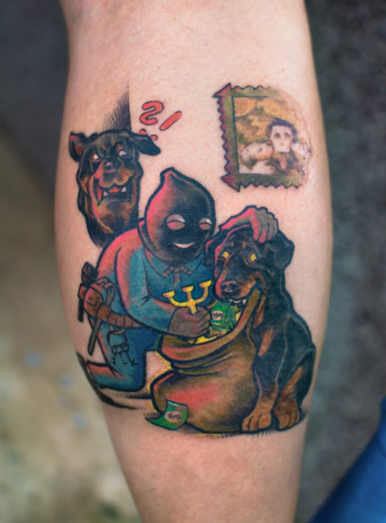Blansko. Vtipné oldschool tetování na lýtko kde lupiči pomahá pes s ukradenými cenostmi v domacnosti.